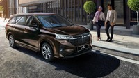 Meski kembar, tetap saja ada perbedaan antara keduanya. Perbedaan yang paling kentara ada pada logonya. Di bagian tengah grille, logo yang tersemat adalah Perodua. Foto: Dok. Perodua