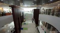 Untuk koleksi buku, kamu tidak usah ragu. Semuanya lengkap di sini, bahkan juga ada naskah kuno, layanan multimedia, audiovisual, buku-buku langka, koleksi mancanegara, ragam pameran dan banyak lagi. Perpusnas buka tiap hari. Layanan dibuka setiap hari Senin-Kamis 08.00- 21.00 WIB, hari Jumat pukul 09.00-21.00 WIB dan Sabtu-Minggu pada pukul 08.00-16.00 WIB. (Rifkianto Nugroho)