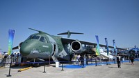 Pesawat angkut militer Embraer C-390 Millennium juga dipamerkan.