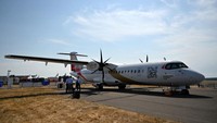 Sebuah pesawat penumpang ATR-72 juga memeriahkan Farnborough Airshow.