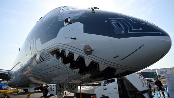 Pesawat hingga Drone Dipamerkan di Farnborough Air Show Pameran industri dirgantara Farnborough Air Show digelar di Inggris. Pesawat baru hingga drone memeriahkan pameran tersebut.