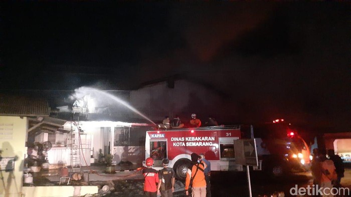 Petugas Damkar padamkan kebakaran di pabrik pupuk, Mranggen, Demak, Kamis (21/7/2022).