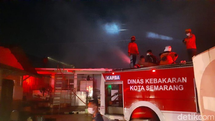 Petugas Damkar padamkan kebakaran di pabrik pupuk, Mranggen, Demak, Kamis (21/7/2022).