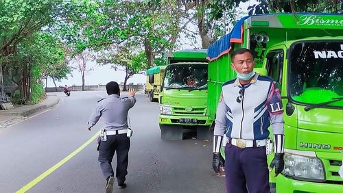 Petugas dari Dinas Perhubungan Karangasem saat melakukan penertiban terhadap sopir truk.