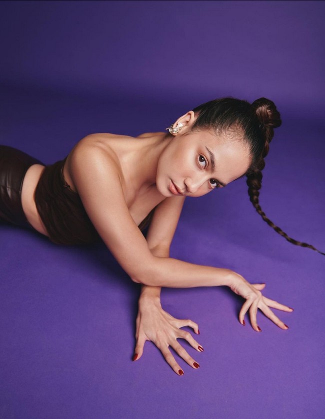 Aktris 29 tahun ini diketahui gemar olahraga dan melakukan berbagai jenis latihan. Untuk itu, dia memiliki tubuh yang atletis. Foto: Instagram/@pevpearce