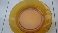 Pernah melihat piring yang satu ini? Biasanya ketika ada acara makan bersama keluarga besar piring ini akan hadir di tengah meja makan. Melihatnya terasa seperti nostalgia saat makan bersama nenek dan kakek. Foto: Istimewa