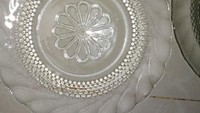 Piring berwarna bening ini memiliki motif bergelombang di bagian tepinya. Piring ini banyak dikoleksi oleh ibu-ibu di tahun 90an akhir. Kamu pernah punya? Foto: Istimewa