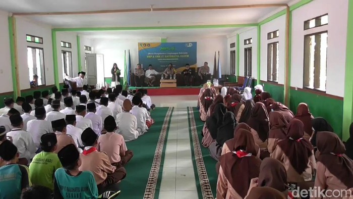 Polisi mendatangi Santri di Pondok Pesantren Raudhatul Uluum yang berada di Desa Cijereh, Kecamatan Kasomalang, Kabupaten Subang, Jawa Barat.