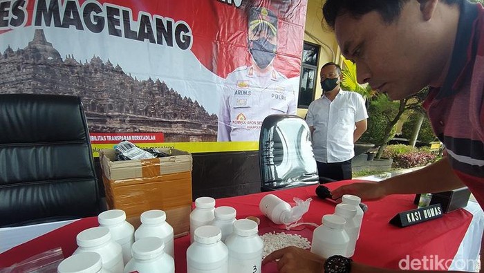 Polres Magelang mengungkap peredaran belasan ribu pil sapi, Kamis (21/7/2022).