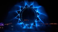 Berikutnya dari daratan Korsel, ada pertunjukan laser dengan struktur melingkar yang megah.