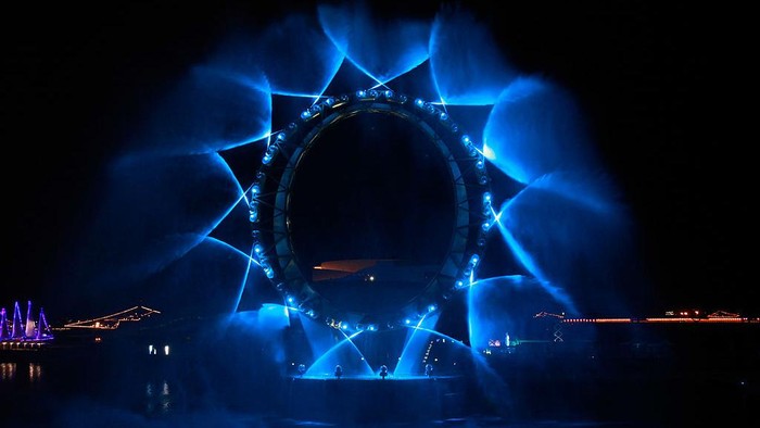 Pesta sinar laser menjadi salah satu pengembangan teknologi yang sangat indah kala malam. Berikut foto-fotonya!