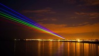Inggris juga pernah menerangi malam dengan paparan sinar laser warna-warni yang menembus awan.
