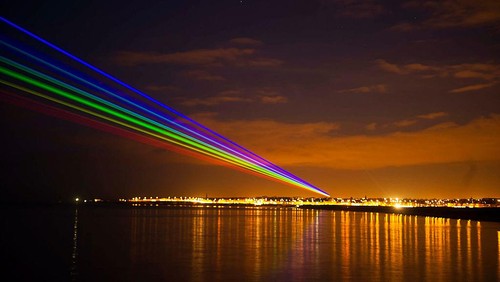 Pesta sinar laser menjadi salah satu pengembangan teknologi yang sangat indah kala malam. Berikut foto-fotonya!