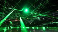 Panggung Staples Center, Los Angeles, Amerika Serikat, bertabur sinar laser berwarna hijau yang membuat penonton bertepuk tangan.
