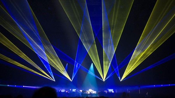 Panggung musik di Birmingham, Inggris, juga bermandikan laser yang megah.