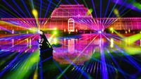 Palm Haouse di Kew Gardens, Inggris, tampil meriah dengan warna-warni laser yang memukau.
