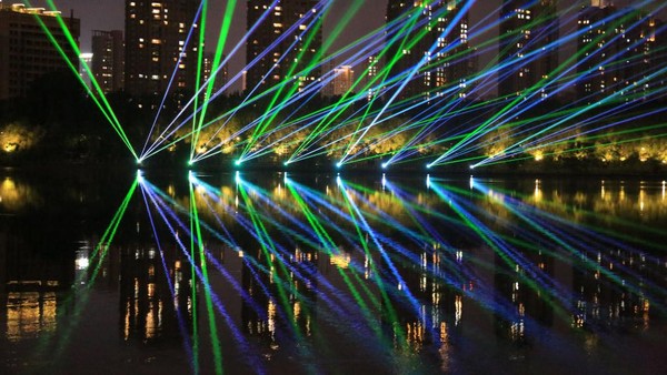 Sungai Hun di Shenyang tampil berbeda bermandikan sinar laser yang bikin warga terkagum-kagum. Jadi, mana yang jadi favoritmu?