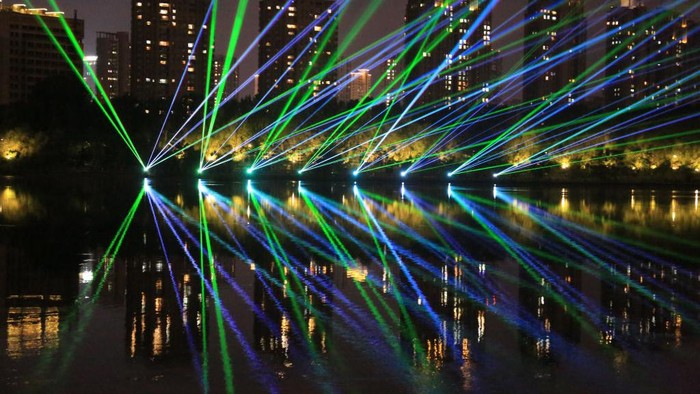 Potret Pesta Laser Termegah Seantero Bumi Pesta sinar laser menjadi salah satu pengembangan teknologi yang sangat indah kala malam. Berikut foto-fotonya!