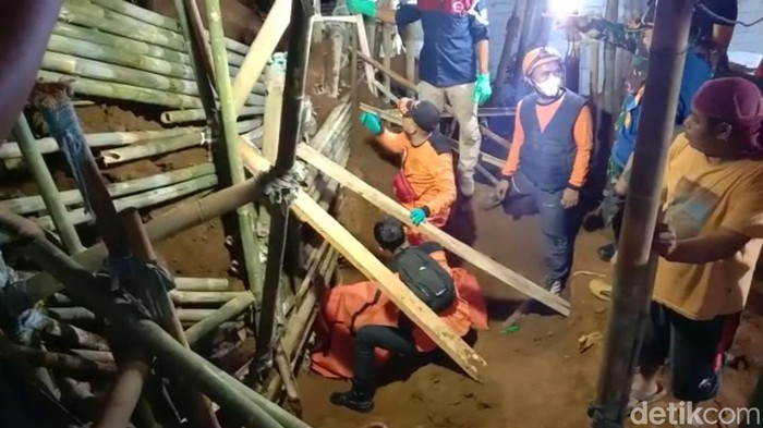Proses evakuasi korban longsor di Sukabumi