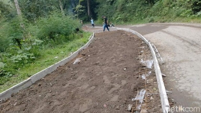 Proyek pengecoran jalan yang viral disebut dicampur gragal