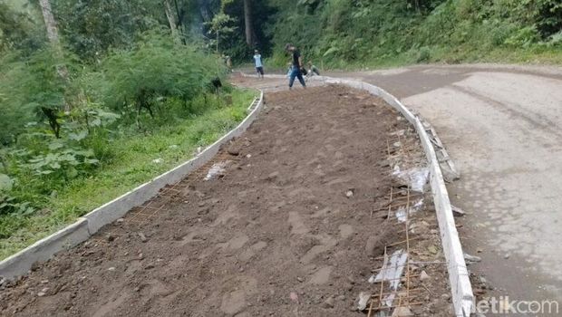 Proyek pengecoran jalan yang viral disebut dicampur gragal