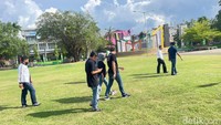 PT Liga Indonesia Baru (LIB) mengecek kualitas Lapangan Andi Makkasau Parepare sebagai lapangan latihan sebelum pertandingan. Foto: Muhclis Abduh/detikSulsel