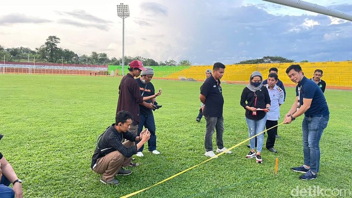 PT LIB mengecek kelayakan lapangan Stadion Gelora BJ Habibie Parepare untuk bisa digunakan di Liga 1.