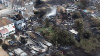 Pemandangan udara menunjukkan puing-puing kehancuran di daerah perumahan akibat kebakaran hutan di Wennington, London, Inggris, Rabu (20/7/2022) waktu setempat.  