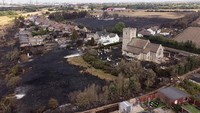 Ratusan rumah dan fasilitas publik hangus terbakar.