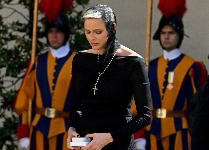 Monacos Princess Charlene walk along the San Damaso courtyard to a waiting vehicle as she and her husband leave following a private audience with Pope Francis, at the Vatican on July 20, 2022. (Photo by Tiziana FABI / AFP) (Photo by TIZIANA FABI/AFP via Getty Images)