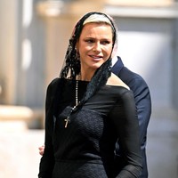 Pada 2016, Putri Charlene menemui Paus dengan baju serba putih. Diketahui, ibu dua anak ini termasuk satu dari tujuh wanita yang diperbolehkan memakai baju berwarna di luar hitam saat bertemu Paus. (Foto: AFP via Getty Images/TIZIANA FABI)