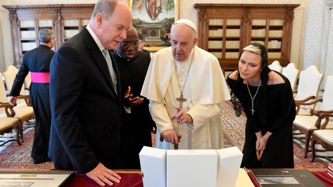 Berasal dari Afrika Selatan, Putri Charlene dikenal berjiwa sosial dan aktif dalam kegiatan konservasi lingkungan. Mereka lalu menutup audiensi tersebut dengan saling bertukar cenderamata. (Foto: Dok. Vatican News)