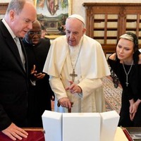 Berasal dari Afrika Selatan, Putri Charlene dikenal berjiwa sosial dan aktif dalam kegiatan konservasi lingkungan. Mereka lalu menutup audiensi tersebut dengan saling bertukar cenderamata. (Foto: Dok. Vatican News)