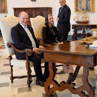 Vatican News mengabarkan, dalam pertemuan yang hanya berlangsung selama 25 menit tersebut, Paus Fransiskus dan pasangan kerajaan ini membahas beberapa isu sosial. (Foto: Dok. Vatican News)