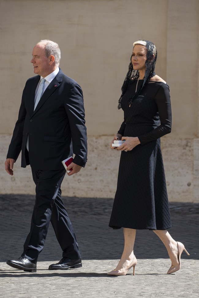 Menurut Daily Mail, Vatikan memberlakukan protokol yang mengatur busana tamu Paus. Mereka yang perempuan wajib memakai terusan hitam panjang dengan kerah yang tinggi. Mantilla atau kerudung dari bahan lace pun harus dikenakan. Namun, Putri Charlene memilih tampilan yang berbeda. (Foto: SOPA Images/LightRocket via Gett/SOPA Images)