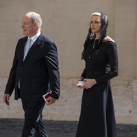 Menurut Daily Mail, Vatikan memberlakukan protokol yang mengatur busana tamu Paus. Mereka yang perempuan wajib memakai terusan hitam panjang dengan kerah yang tinggi. Mantilla atau kerudung dari bahan lace pun harus dikenakan. Namun, Putri Charlene memilih tampilan yang berbeda. (Foto: SOPA Images/LightRocket via Gett/SOPA Images)