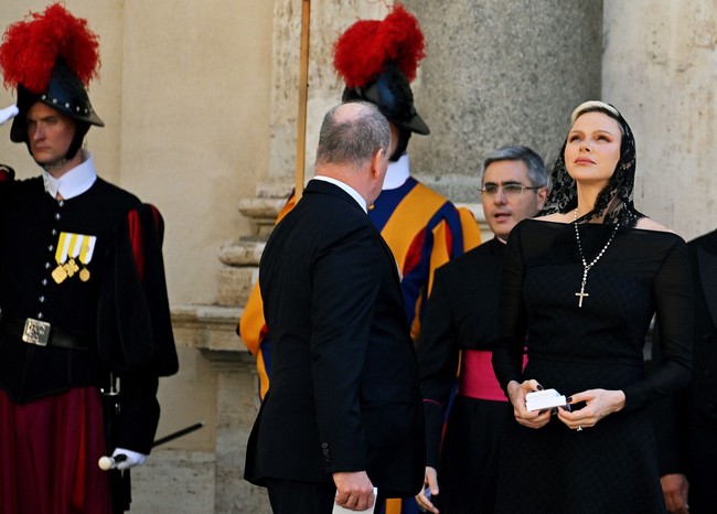 Kelonggaran tersebut karena Putri Charlene memiliki le privilége du blanc. Vatikan hanya memberikan privilese tersebut hanya bagi ratu dan putri yang beragama Katolik untuk menghadiri acara-acara sakral dalam balutan busana berwarna selain hitam. Selain Putri Charlene, status ini juga disematkan kepada Ratu Sofia (Spanyol), Ratu Paola (Belgia), Grand Duchess Maria Teresa (Luxemburg), Ratu Mathilde (Belgia), Ratu Letizia (Spanyol), dan Putri Marina (Napoli, Italia). (Foto: AFP via Getty Images/TIZIANA FABI)