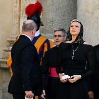 Kelonggaran tersebut karena Putri Charlene memiliki le privilége du blanc. Vatikan hanya memberikan privilese tersebut hanya bagi ratu dan putri yang beragama Katolik untuk menghadiri acara-acara sakral dalam balutan busana berwarna selain hitam. Selain Putri Charlene, status ini juga disematkan kepada Ratu Sofia (Spanyol), Ratu Paola (Belgia), Grand Duchess Maria Teresa (Luxemburg), Ratu Mathilde (Belgia), Ratu Letizia (Spanyol), dan Putri Marina (Napoli, Italia). (Foto: AFP via Getty Images/TIZIANA FABI)