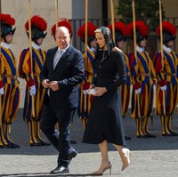Putri Charlene dari Monako mendampingi suaminya, Pangeran Albert, bertemu Paus Fransiskus. Pertemuan tersebut berlangsung di Vatikan, Rabu (20/7/2022). (Foto: AP/Domenico Stinellis)