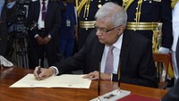 Wickremesinghe menandatangani dokumen pelantikan. Sebelumnya, Wickremesinghe menjabat sebagai Perdana Menteri (PM) Sri Lanka sebanyak enam kali. (Sri Lankan Presidents Office via AP).