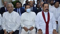 Pelantikan juga dihadiri oleh anggota parlemen Lakshman Kiriella, mantan presiden Maithripala Sirisena, dan mantan perdana menteri Mahinda Rajapaksa. )Sri Lankan Presidents Office via AP).