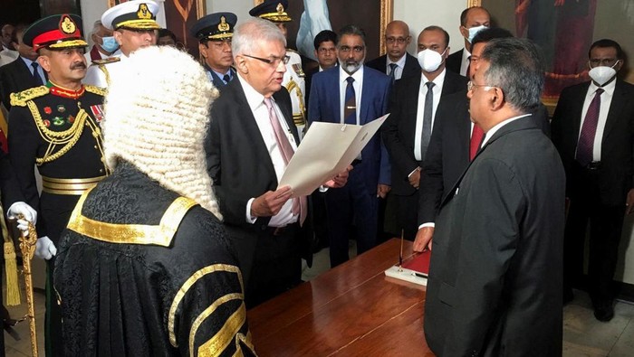 Ranil Wickremesinghe Dilantik Jadi Presiden Baru Sri Lanka Ranil Wickremesinghe telah resmi dilantik menjadi Presiden baru Sri Lanka yang dilanda krisis berkepanjangan. Dia menggantikan Gotabaya Rajapaksa yang mundur usai kabur ke luar negeri saat menghadapi protes besar-besaran rakyat Sri Lanka.