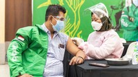 Petugas kesehatan menyuntikkan vaksin booster kepada mitra driver Grab di salah satu Program Vaksinasi Mitra Pengemudi di Jakarta.