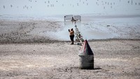 Gelombang panas yang terus menerus masih melanda Eropa membuat danau mengering.