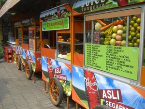 5 Makanan Legendaris di Kuliner Theresia, Ada Soto Mie Hingga Es Doger