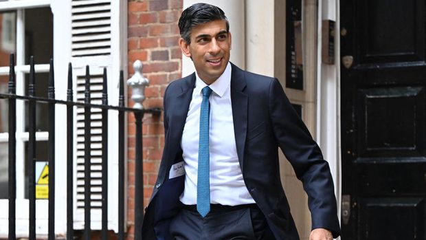 Rishi Sunak, mantan kanselir bendahara Inggris dan kandidat untuk menjadi perdana menteri berikutnya, meninggalkan kantor kampanyenya di London pada 20 Juli 2022. (AFP via Getty Images/JUSTIN TALLIS)