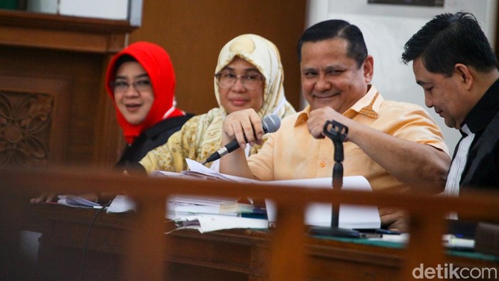 Irjen Napoleon Bonaparte kembali menjalani sidang. Terdakwa kasus penganiayaan M Kace ini mencecar saksi dr Latifah Nabilah yang membuat visum.
