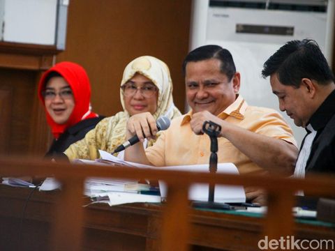 Irjen Napoleon Bonaparte kembali menjalani sidang. Terdakwa kasus penganiayaan M Kace ini mencecar saksi dr Latifah Nabilah yang membuat visum.