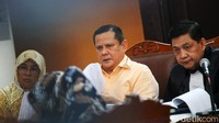 Salah satu pengacara Irjen Napoleon Bonaparte, Ahmad Yani, juga menanyakan hal serupa yaitu bisa tidaknya tinja menimbulkan lebam.