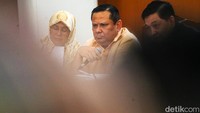 Mantan Kadiv Hubinter Polri ini lalu bertanya apakah wajah yang terkena kotoran tinja bisa menimbulkan luka bila tidak langsung dibasuh oleh air. Kata Latifah, hal itu tergantung kondisi kulit.
